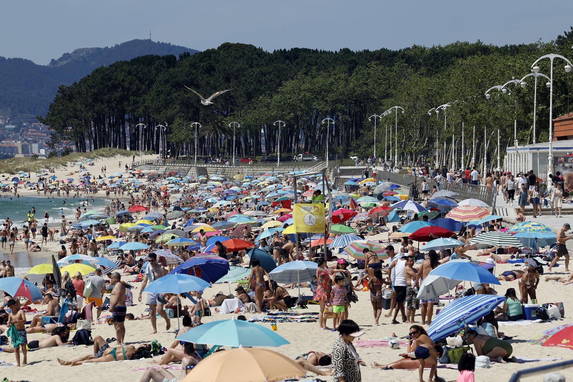 Vigo (Playa de Samil). Día de sol y calor.