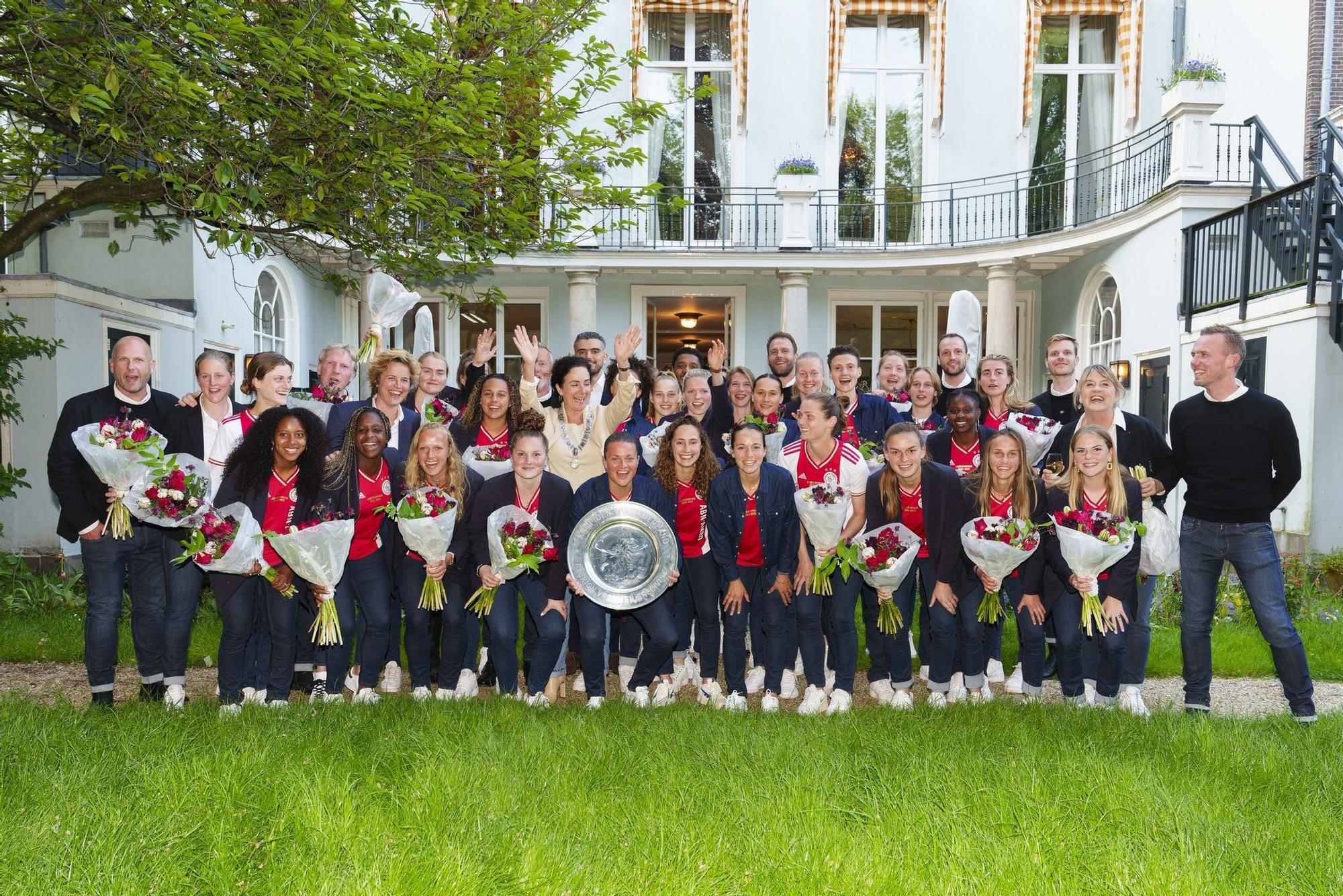 Las jugadoras del Ajax con el título de Liga