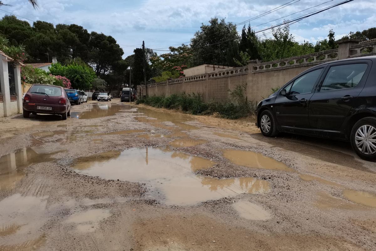 Pla mitjà d'un carrer sense asfaltar i degradat a la urbanització el Riuet de Sant Martí d'Empúries aquest diumenge 27 de juny de 2021. (Horitzontal)