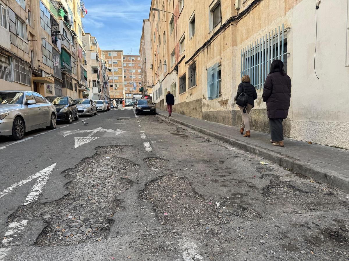 Una de las calles de la ciudad de Alicante, visiblemente deteriorada.