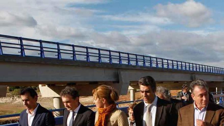 Las obras de la autovía sobre el puente que cruzará el embalse de Ricobayo, a la altura de San Cebrián de Castro.