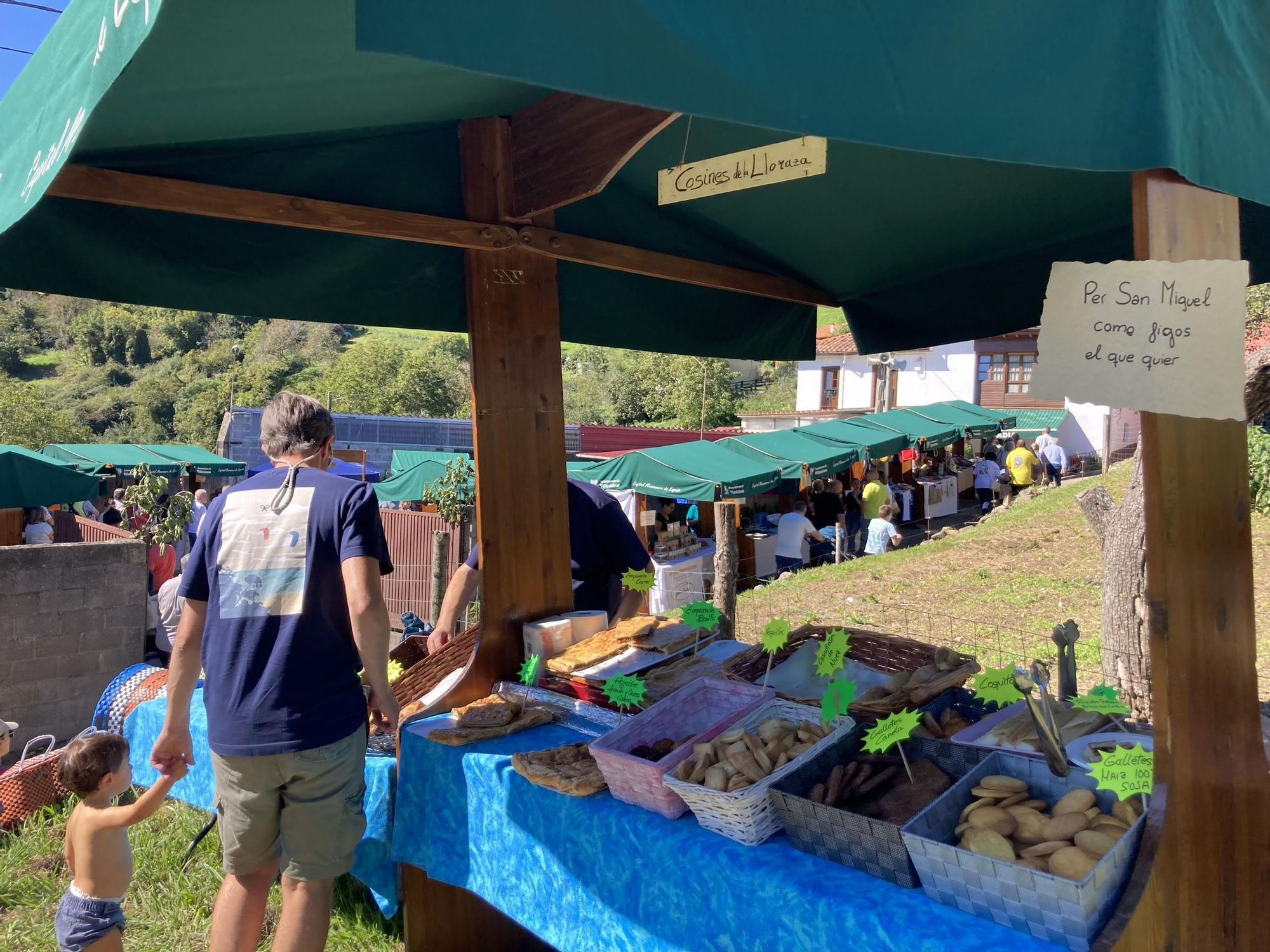 El ambiente "más guapo y asturiano" en la Feria de los Figos de Rozaes: así discurrió la soleada jornada de domingo