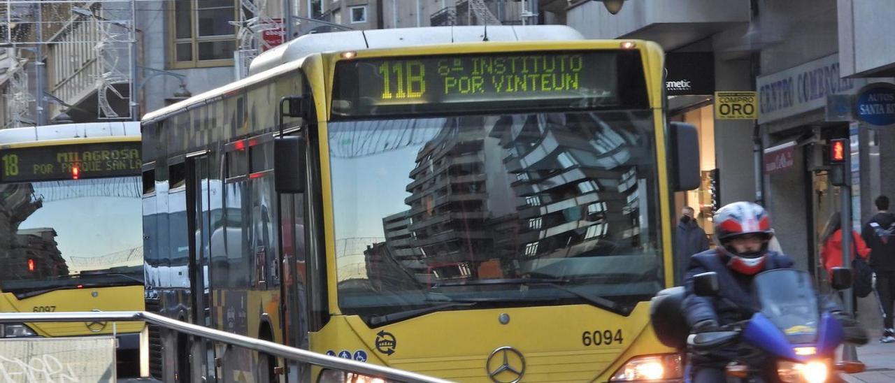 Uno de los actuales buses del servicio de Ourense, que también serán sustituidos. |   // FERNANDO CASANOVA