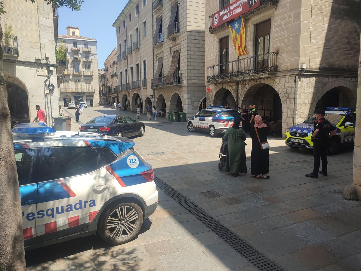 Policia Municipal de Girona i Mossos d'Esquadra a la plaça del Vi, durant la celebració del ple.
