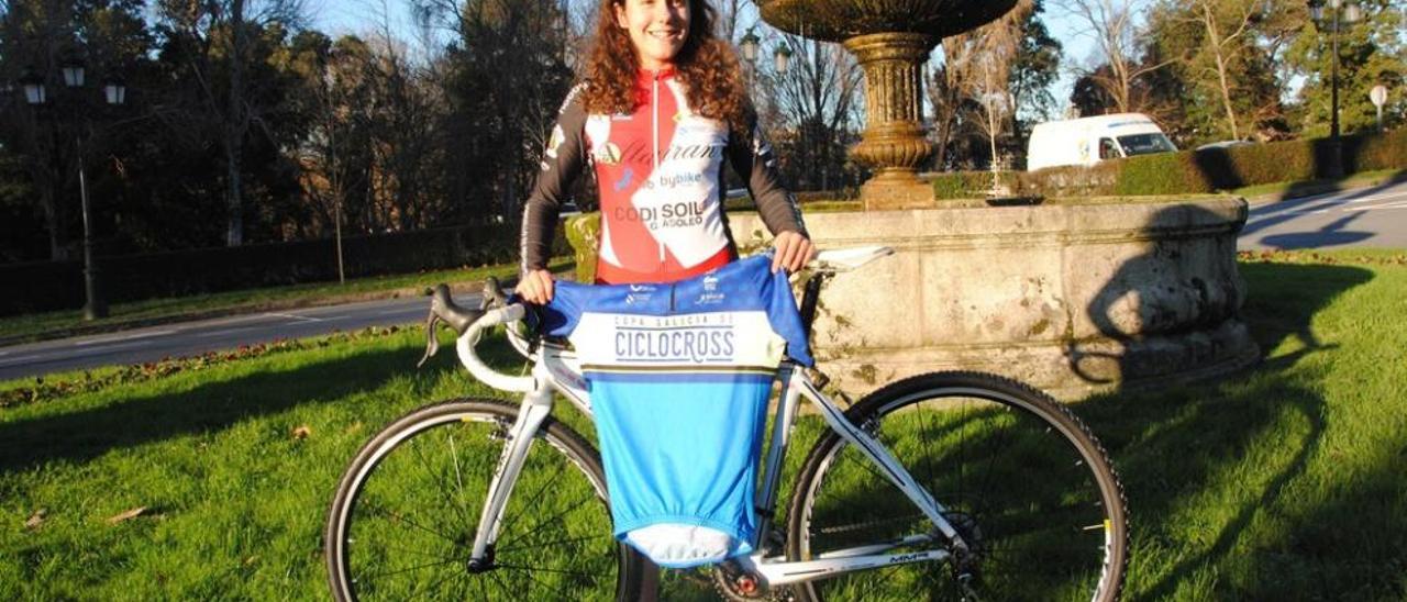 Carla Fernández, con su maillot de mejor cadete gallega. FdV