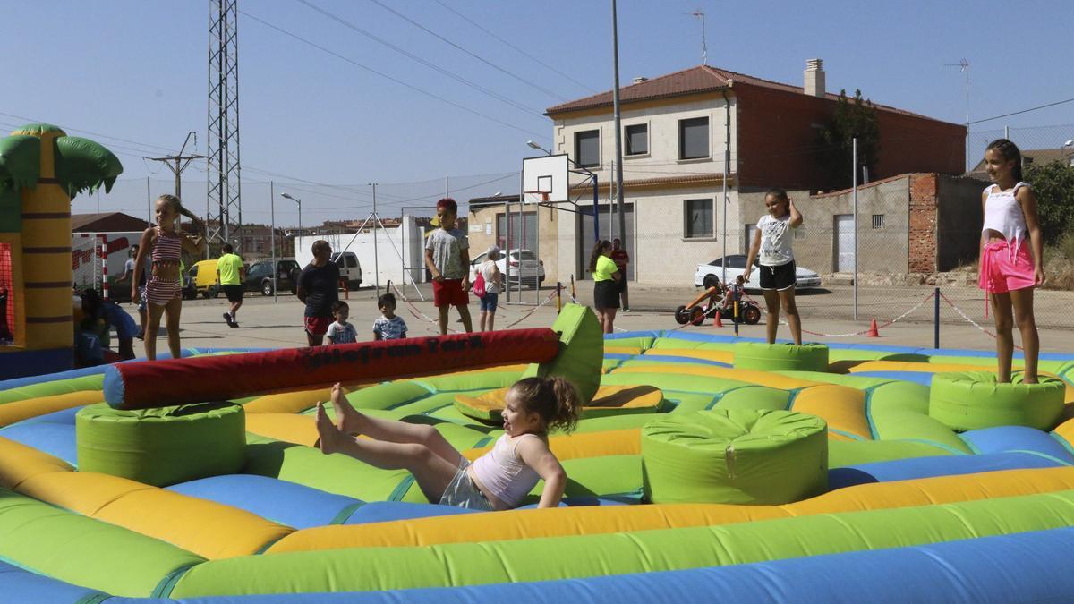 Niños disfrutan en los hinchables en una celebración anterior