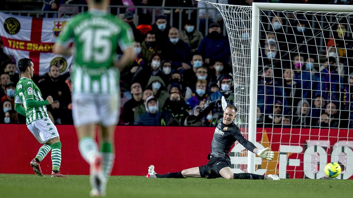 El balón cruzado de Juanmi supera a Ter Stegen durante la segunda parte del partido de liga entre el Barça y el Betis   