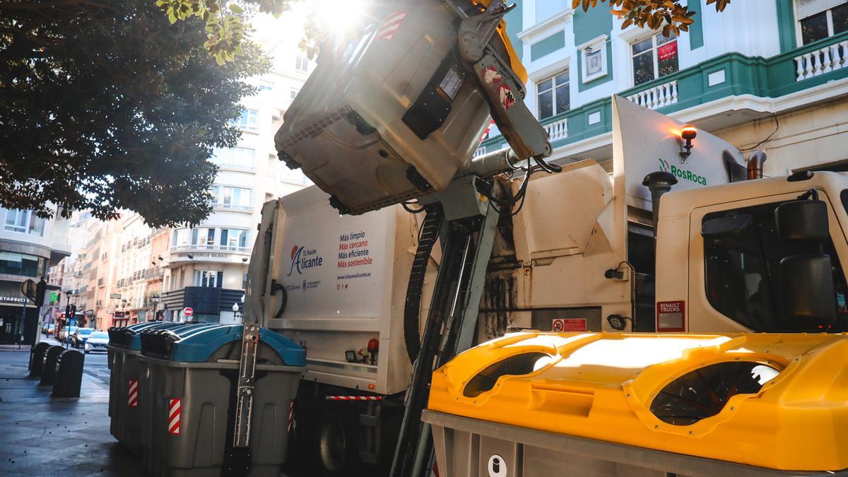 La flota de UTE recorre diariamente las calles y pedanías de Alicante con varios turnos de recogida de residuos.