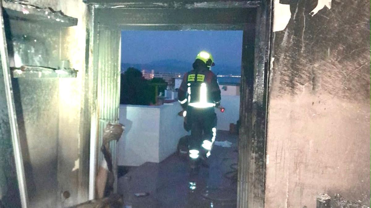 Los bomberos han rescatado a una mujer de 49 años que ha resultado herida de gravedad por quemaduras.