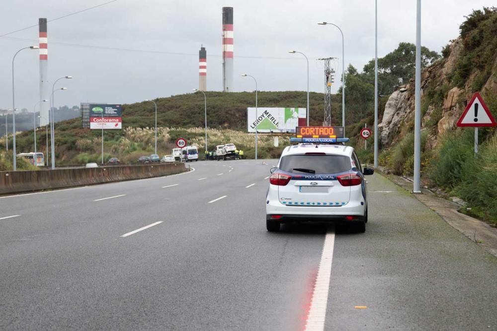 El vehículo volcó sobre la calzada tras el impacto. Un equipo de Atestados investiga las causas del siniestro.