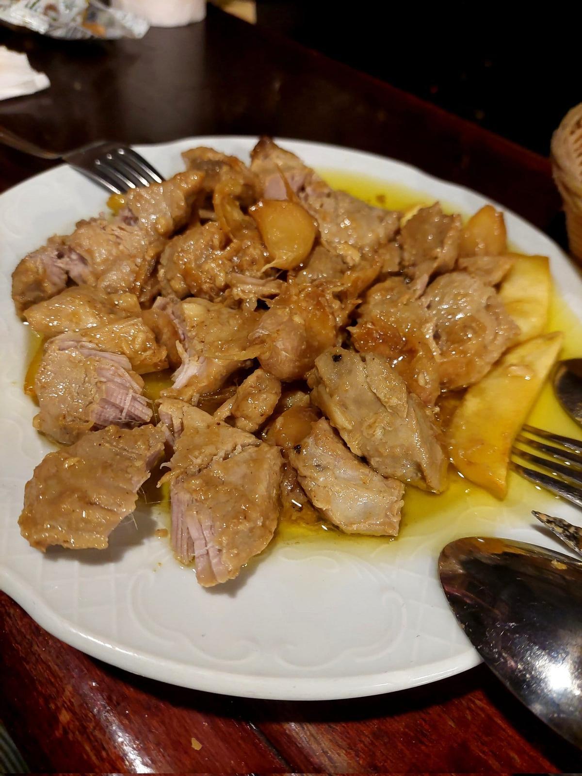 El solomillo al ajo, uno de los platos estrella de este local