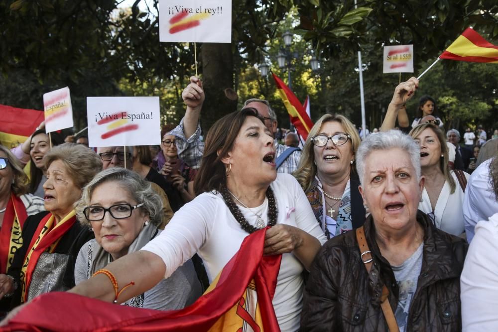 Vítores y abucheos frente al Teatro Campoamor