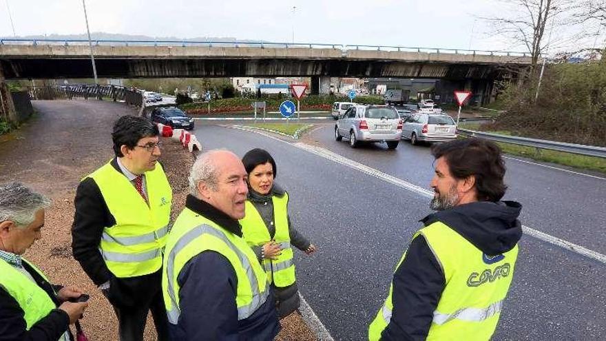 Visita de las autoridades a las obras, ayer en Mos. // A. H.