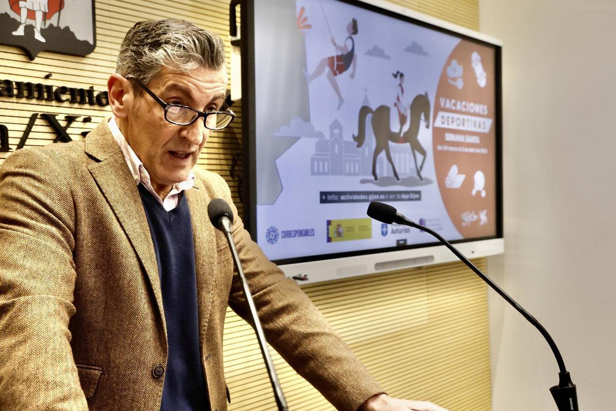 Jorge Pañeda, presentando el programa de Vacaciones Deportivas de Semana Santa.