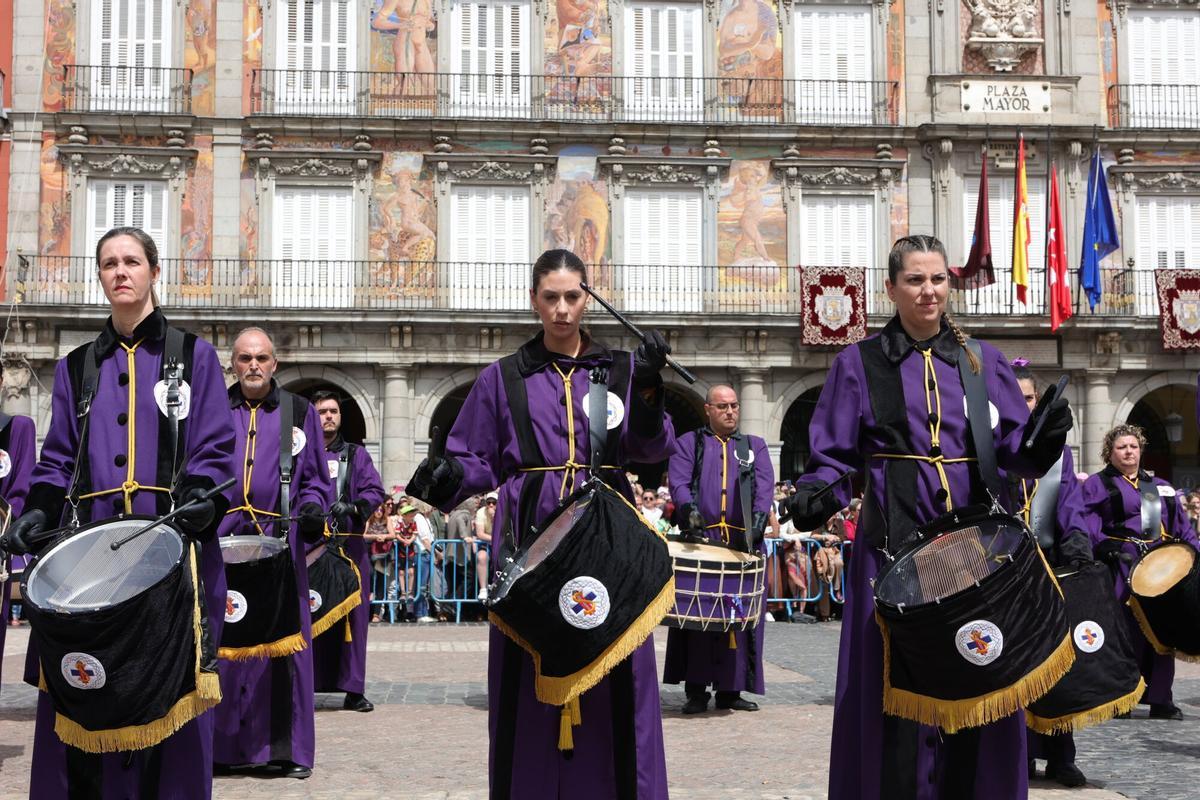Varias mujeres tocan mientras participan en una tamborrada en la Plaza Mayor.