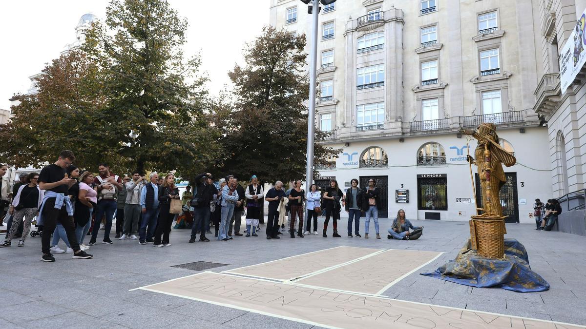 Una actriz, que interpreta a una diosa egipcia, se dirige a los zaragozanos en un momento de la protesta.