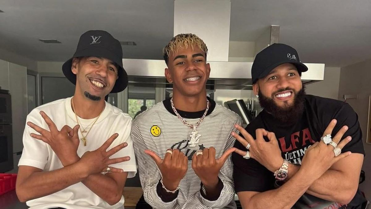 Lamine Yamal, entre su padre y el artista dominicano El Alfa. Lamine Yamal, entre su padre y el artista dominicano El Alfa.