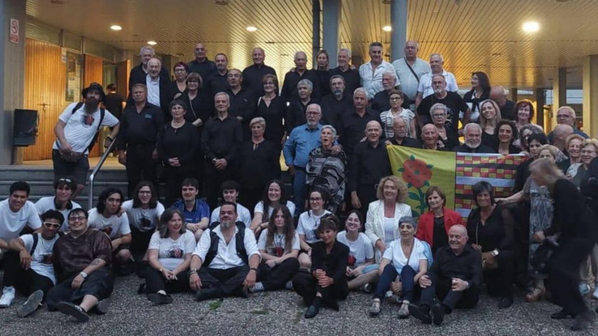 Las bandas campeonas en el Certamen Nacional de Acordeón con la bandera de Mos.