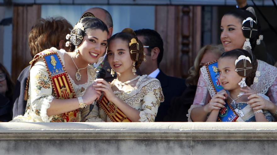 Las falleras mayores de 2015 indican al pirotécnico que puede empezar la &#039;mascletà&#039;.