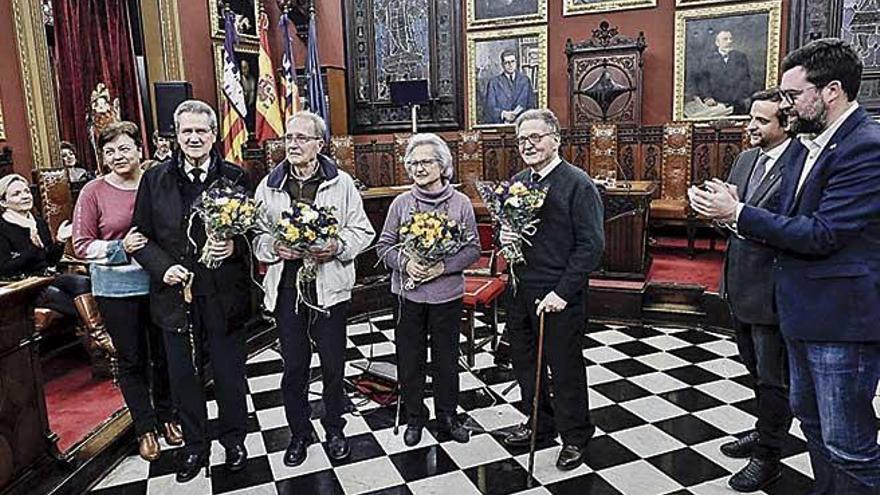 El alcalde entregó ayer un ramo de flores a los hermanos de Aina Moll.