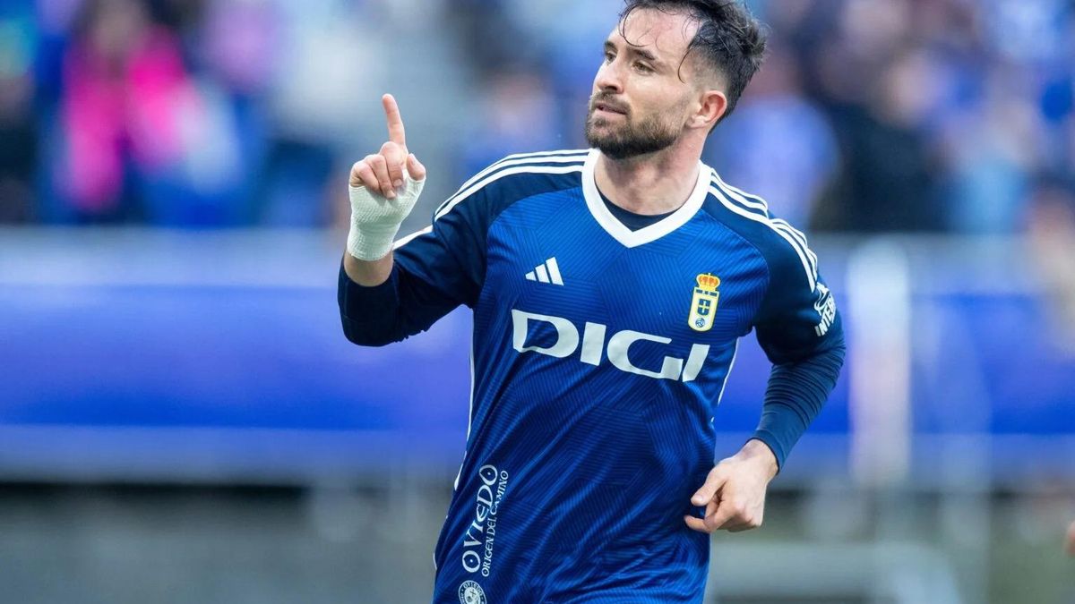 Sebas Moyano celebra un gol con el Oviedo.