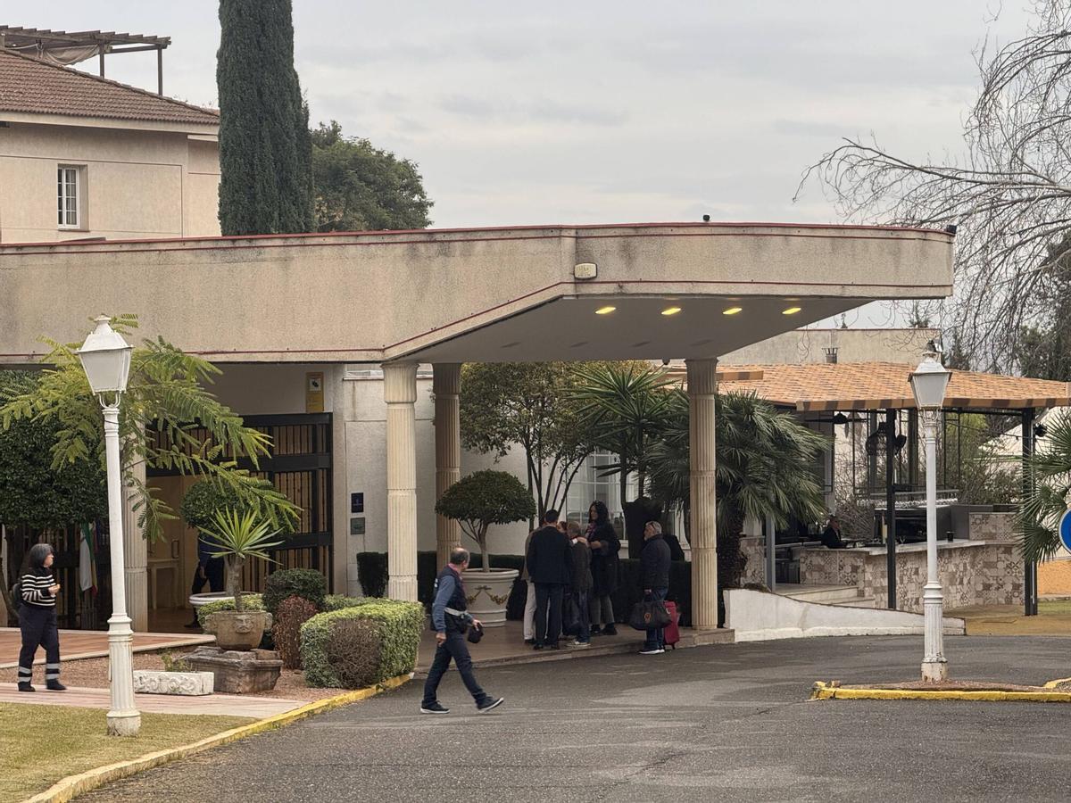 Familiares de víctimas del accidente ferroviario entran al hotel Crisol Jardines de Córdoba.