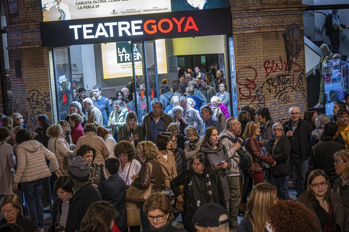 Público en el teatro Goya para ver la obra La trena