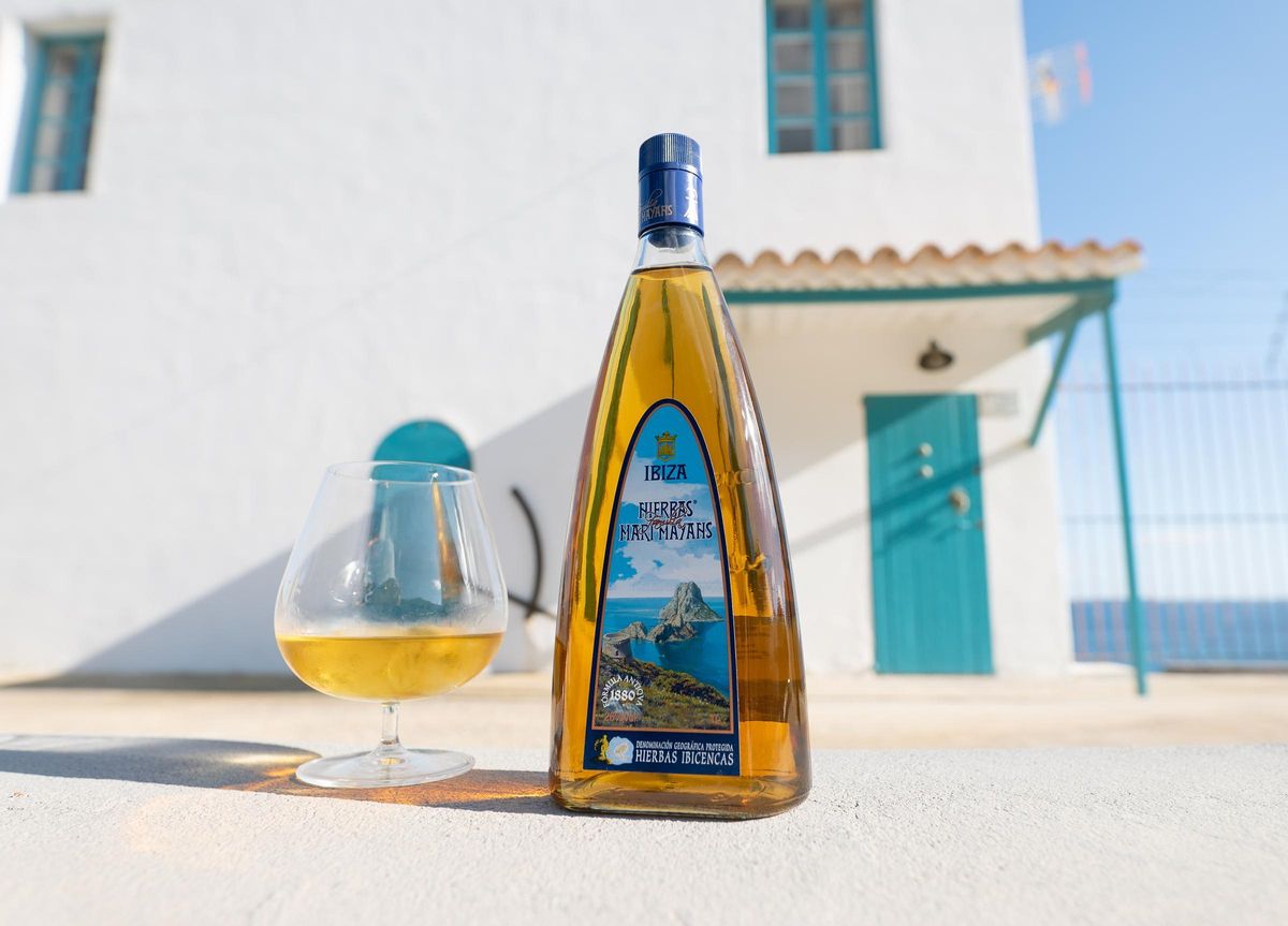 Hierbas Ibicencas Familia Marí Mayans, todo un icono de los licores tradicionales de Ibiza.