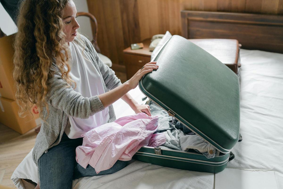 Usa las bolsas de la lavandería del hotel para guardar la ropa sucia en la maleta.