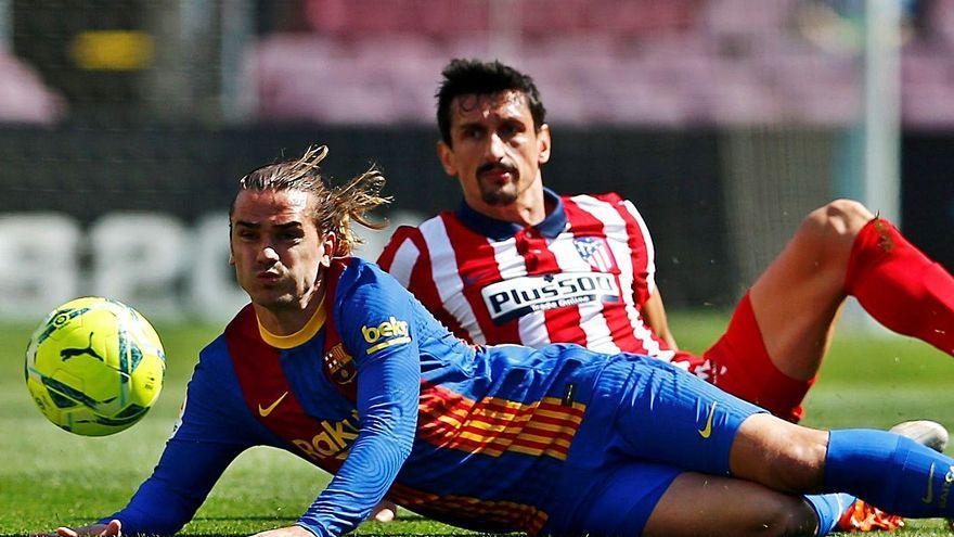 Griezmann trata de rematar desde el suelo ante la oposición del central rojiblanco Savic. | AFP7