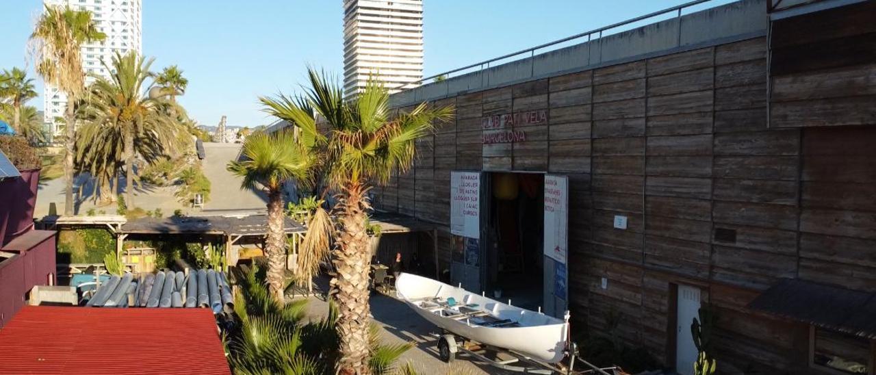 Edificación del Club Patí Vela Barcelona y parte de su exterior.