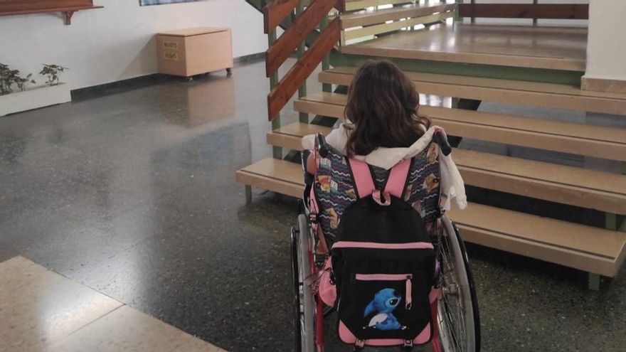 El esfuerzo diario de subir en brazos a la niña de Xàbia con los huesos de cristal por las escaleras del colegio