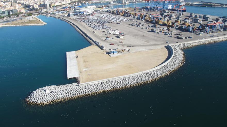 Un dique del puerto de Málaga construido con cubípodos