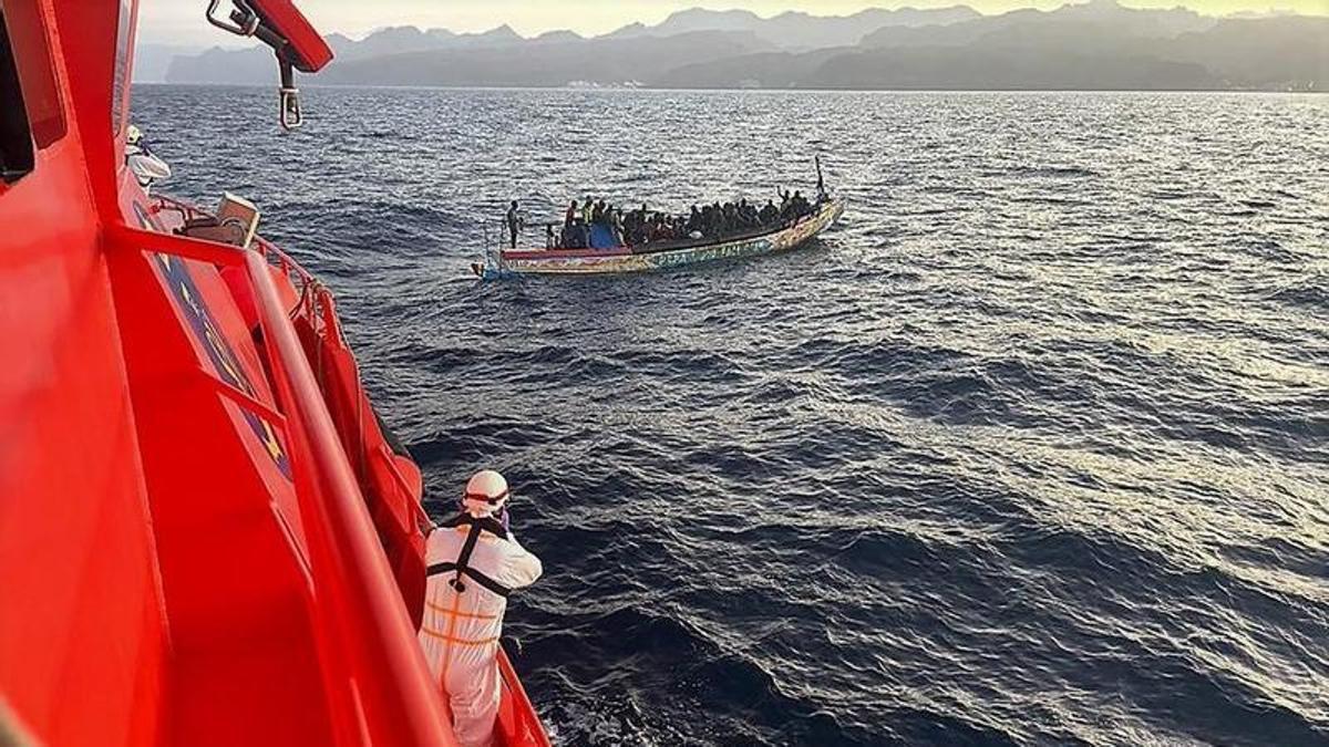 Archivo - Salvamento Marítimo en el rescate de un grupo de migrantes a bordo un cayuco que fue interceptado al sur de Gran Canaria cuando navegaba hacia las islas procedente del continente africano