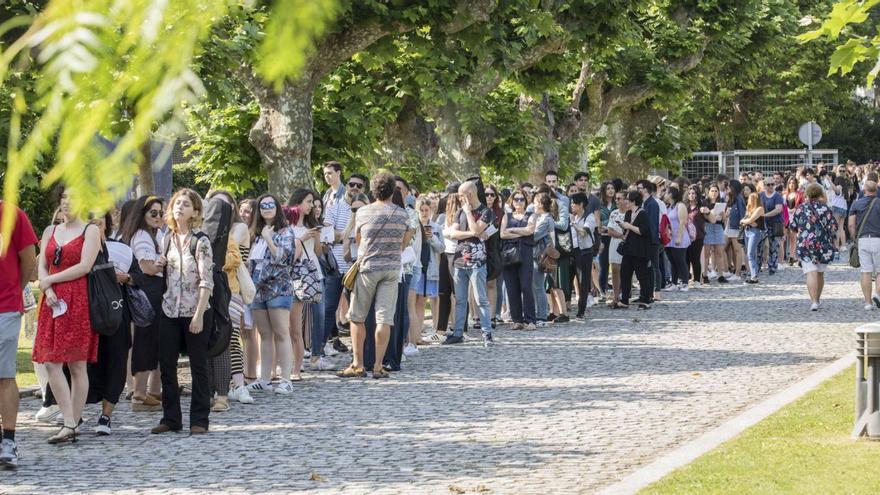 Grupo de jóvenes, en un 
casting en Vigo.   | // C. GRAÑA