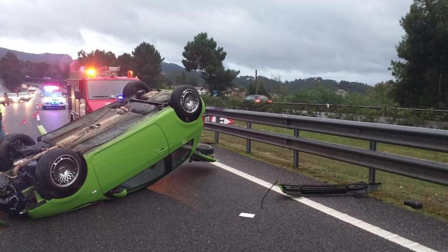 Estado del coche tras el siniestro. // SMEM