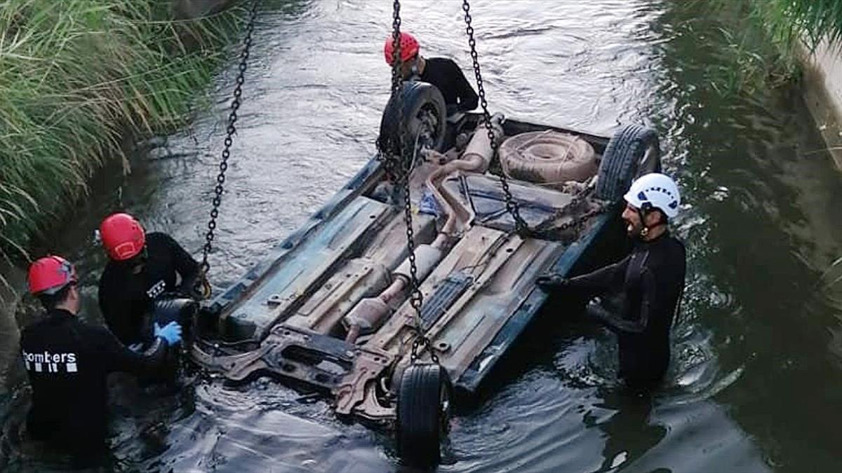 Cae un coche en el Canal d'Urgell