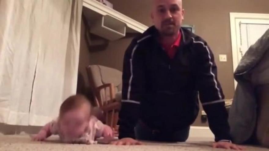 Un bebé arrasa en Youtube haciendo flexiones con su padre