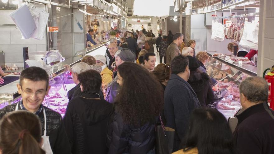 Compradores en el Mercado de Abastos.