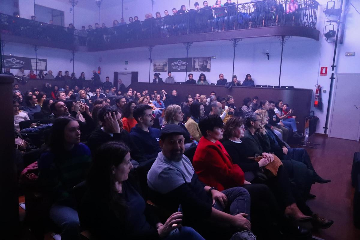 Público que llenó el Salón García para disfrutar del concierto de Juno