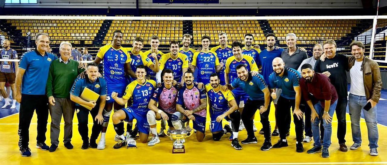 La plantilla del Guaguas, su cuerpo técnico y su directiva posan con el trofeo del I Torneo Internacional Las Palmas de Gran Canaria