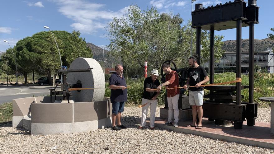 El trull i la premsa de l’antiga cooperativa agrícola de Roses, exposats a la rotonda de la zona esportiva