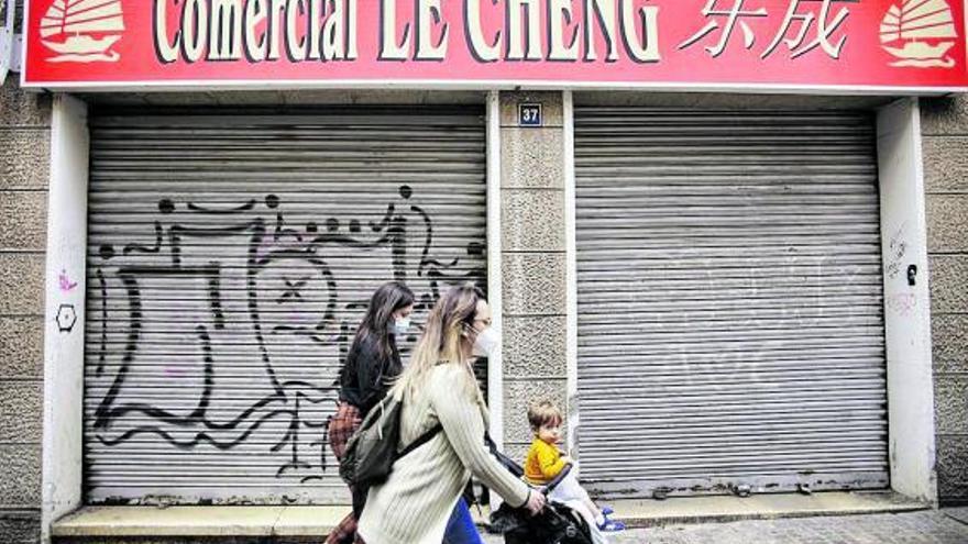 Un comercio chino cerrado en una calle del Archipiélago.