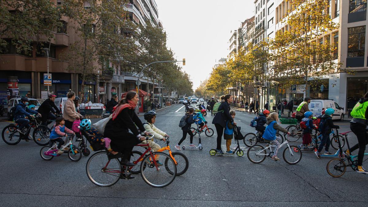 BARCELONA 19/11/2021 Barcelona. El Bicibús del Eixample se atreve ahora con la calle de Aragó. Niños y padres ciclistas van desde la plaza de Letamendi a la antigua prisión Model y dará servicio a las escuelas Auró, Llorers, IPSI, Entença y Xirinacs. FOTO de ZOWY VOETEN