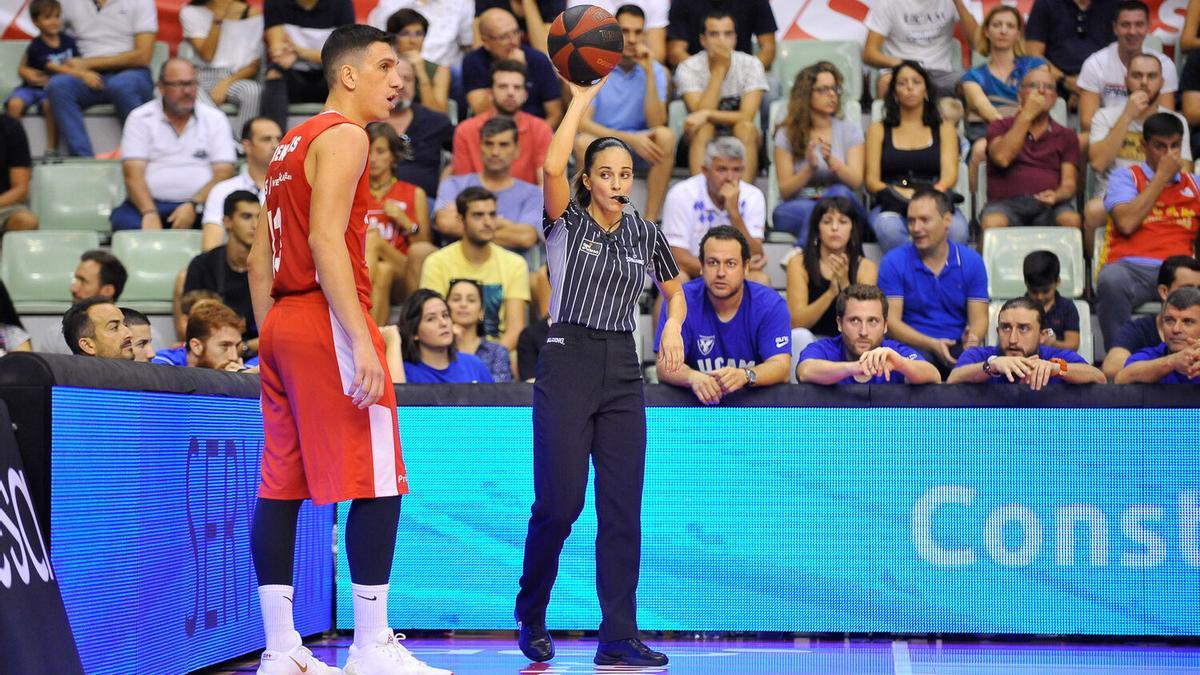 Dèficit d’àrbitres de bàsquet a Girona: en fan falta mig centenar més