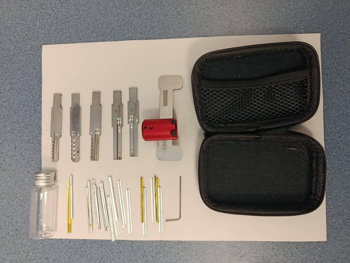 L'estoig amb el kit d'eines per a cometre robatoris que es va trobar a l'interior del vehicle dels detinguts