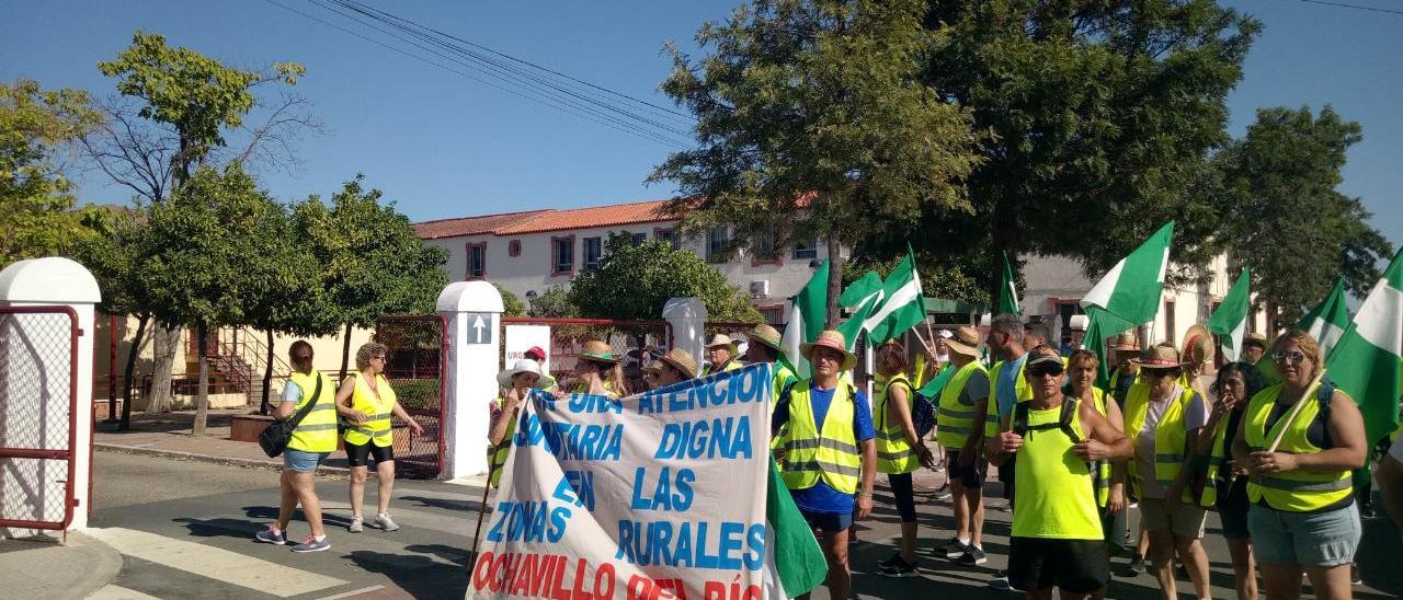 Participantes en la marcha, a su llegada a Palma del Río.