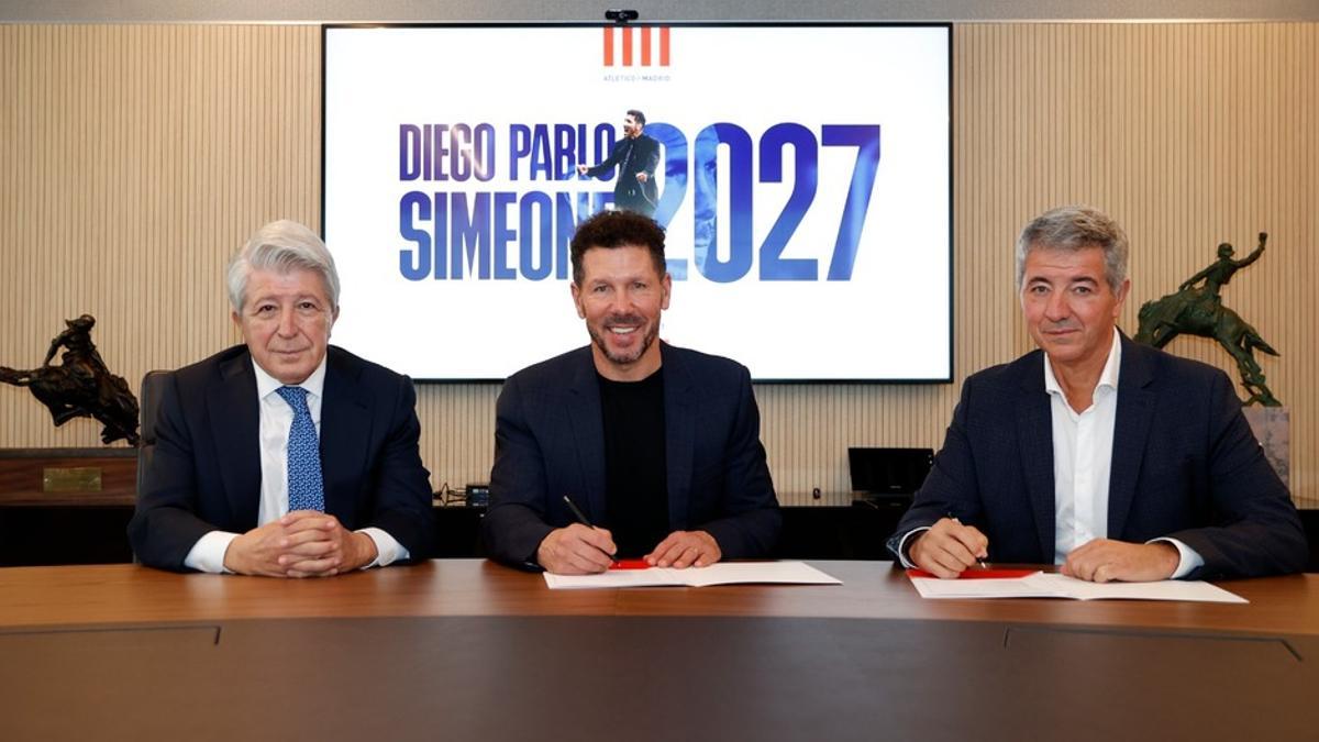 Enrique Cerezo, presidente del Atlético y Miguel Ángel Cerezo, propietario del club, en la firma de la renovación de Simeone.