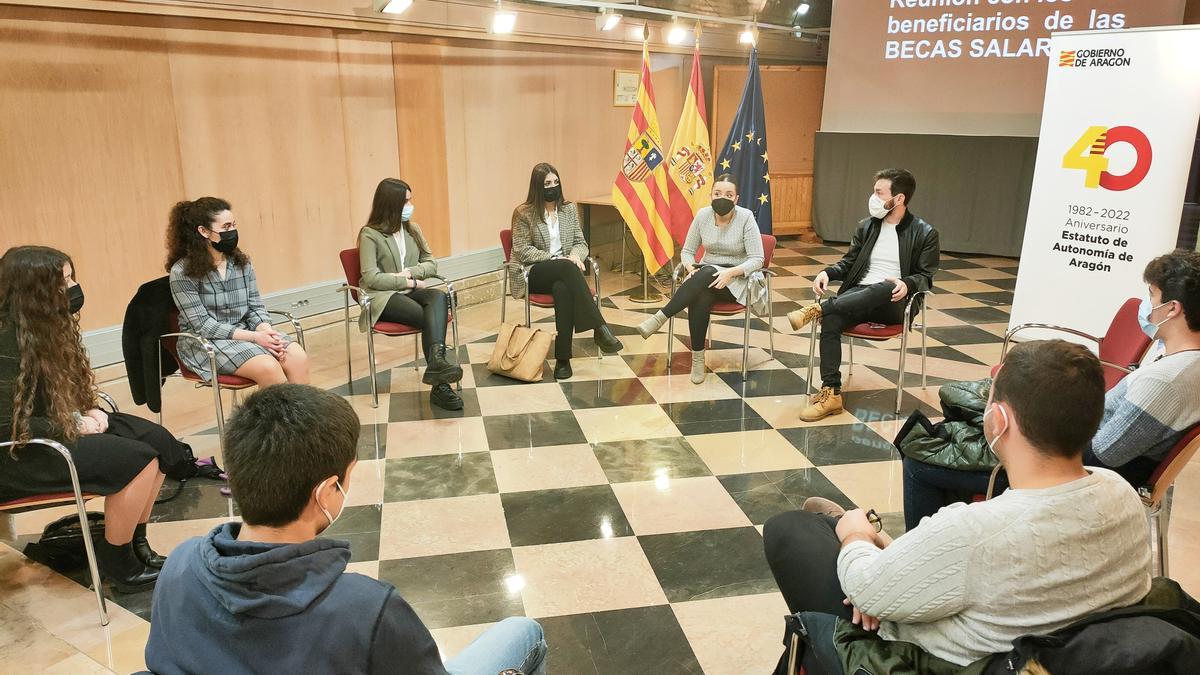 Reunión de la consejera de Ciencia, Maru Día, con los beneficiarios de las becas salarios de este pasado curso.