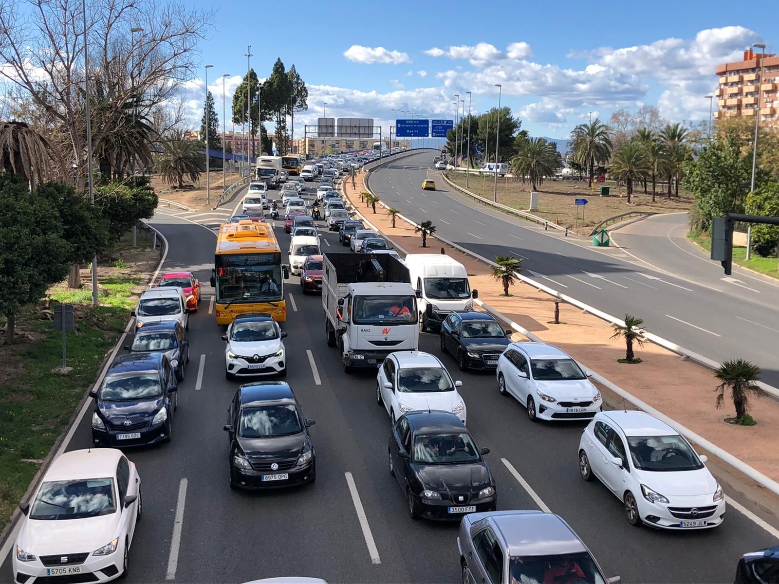 Atascos en los accesos y salidas de València en el tercer viernes de cierre perimetral